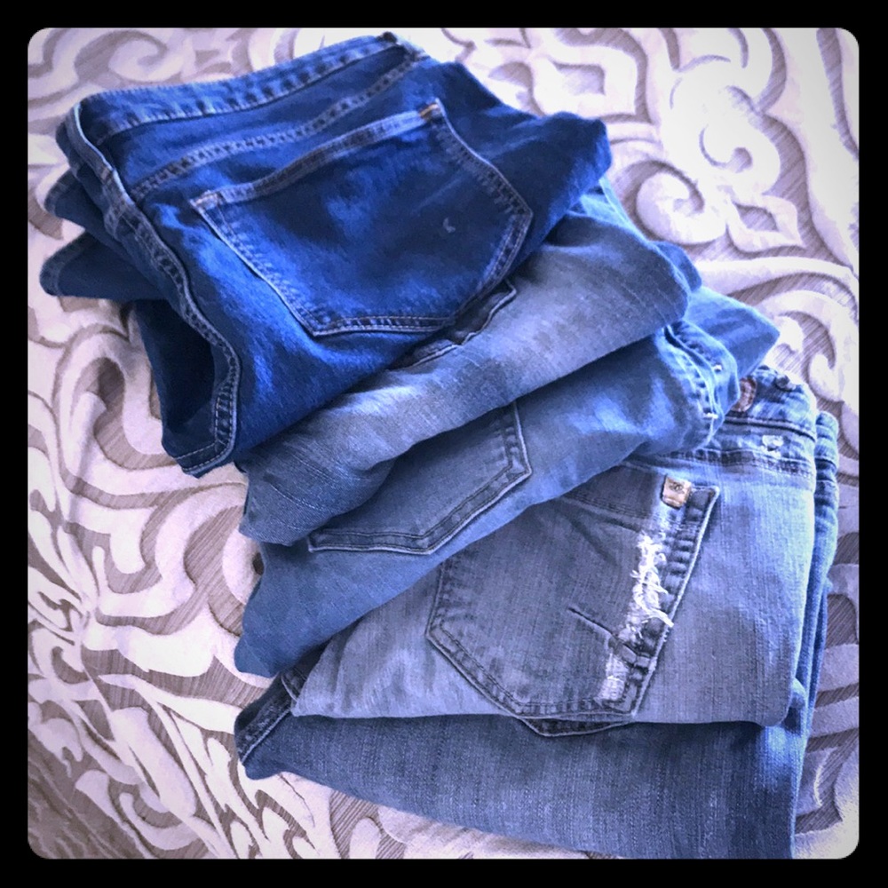A bundle of 5 pairs of jeans